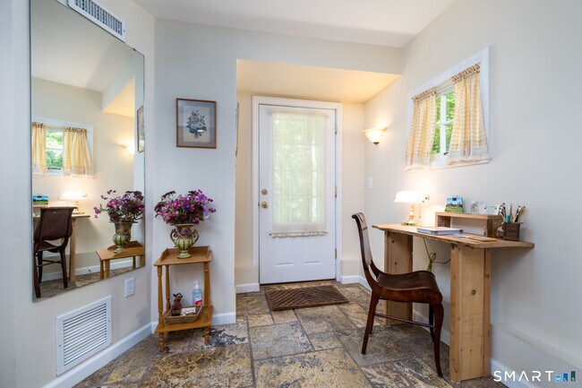 Foto del edificio - 53 Huckleberry Hill Rd