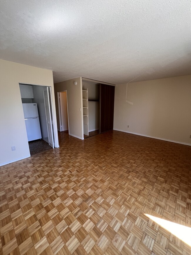 Building Photo - 800 Riddell Ave N