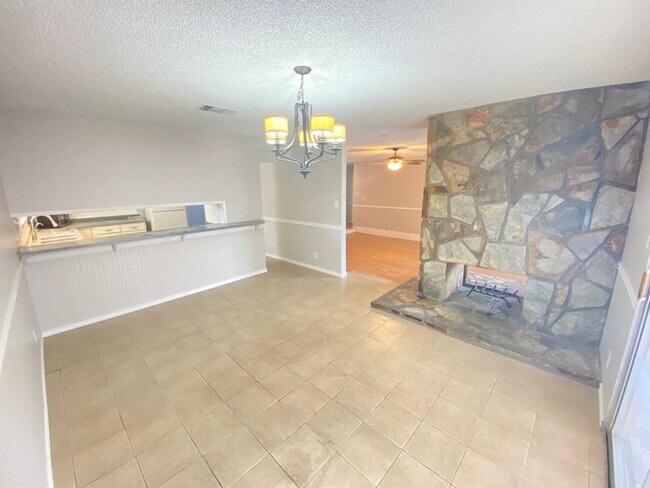 Foto del edificio - Charming 4 Bedroom, 3 Bath, Single-Story H...