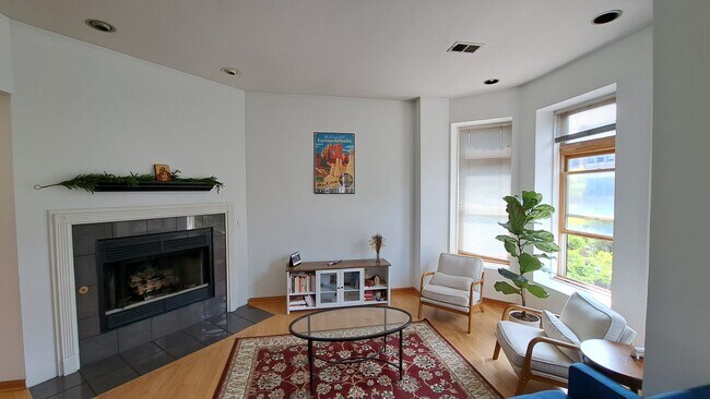 Building Photo - 1241 N Wolcott Ave