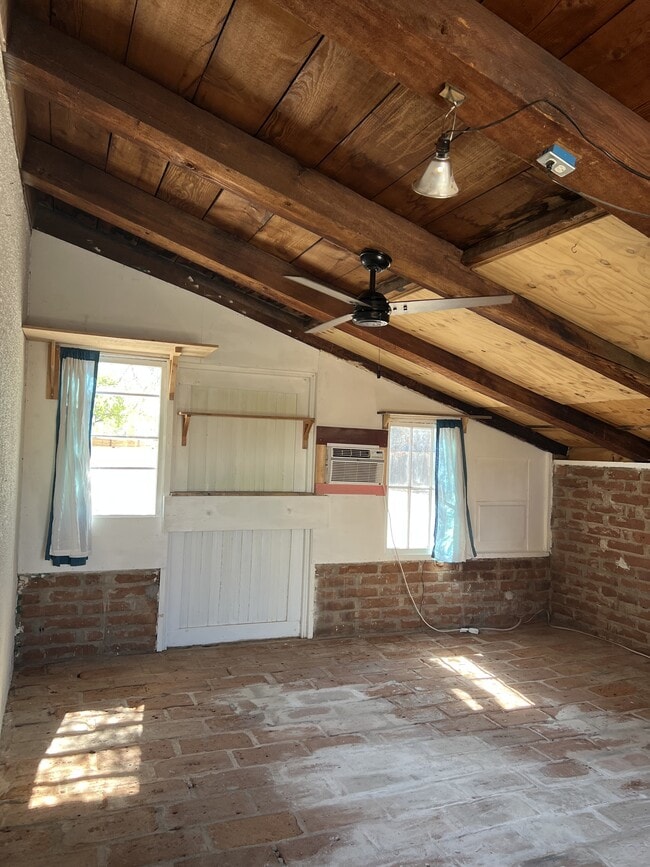 Building Photo - 320 N Warren Ave