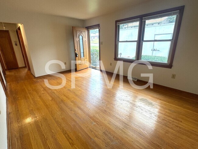 Foto del edificio - 3726 Rolling Hill Ave NW