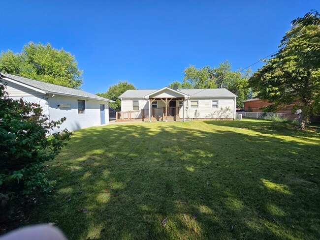 Building Photo - 835 E Edwards Ave