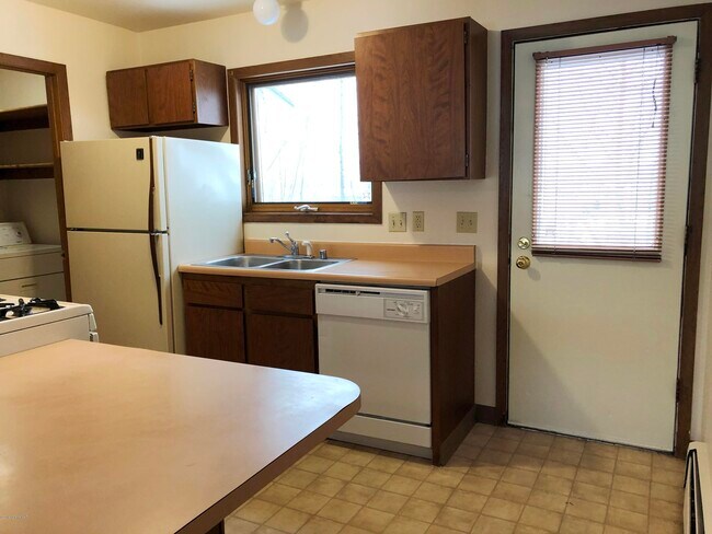 Building Photo - 1400 Carolyn Cir