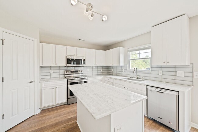 Building Photo - Beautiful updated 4 bedroom 2.5 bath singl...
