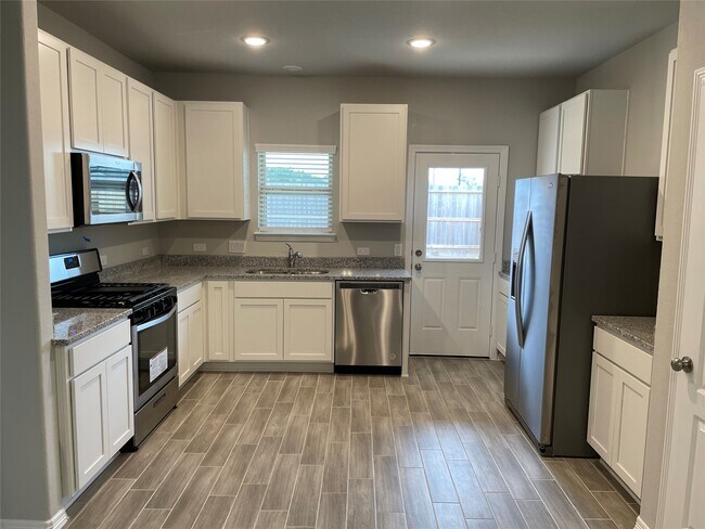 Foto del edificio - 24611 Misty Maple Rd