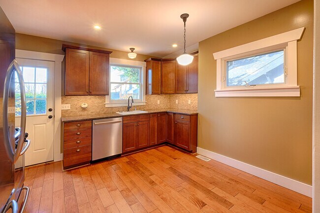 Foto del edificio - 3417 42nd Ave SW
