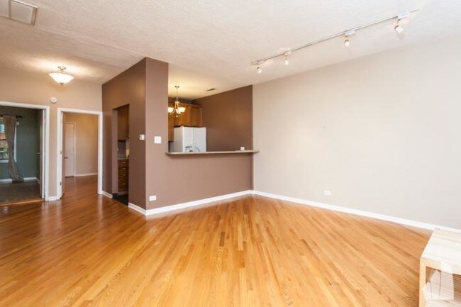 Foto del edificio - 3 bedroom in CHICAGO IL 60614