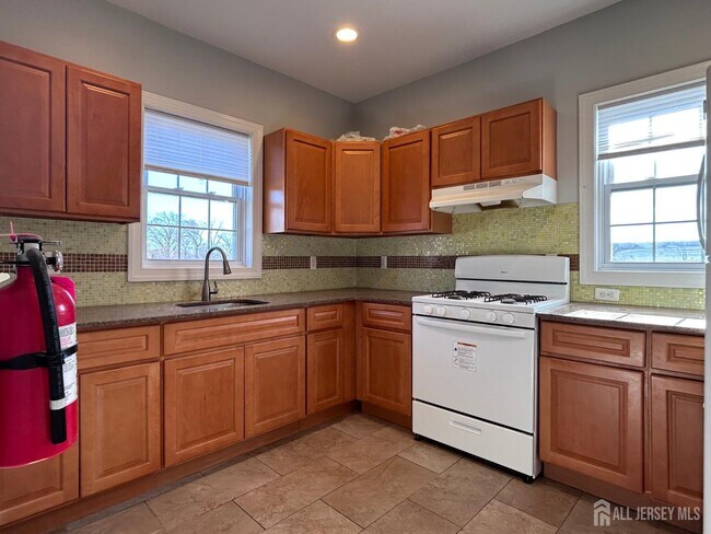 Foto del edificio - 664 Amboy Ave