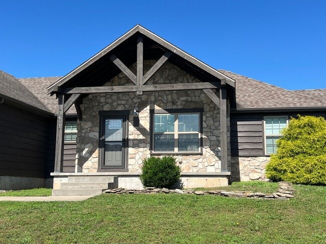 Building Photo - Republic Schools - Gorgeous 3 Bed 2 Bath 3...