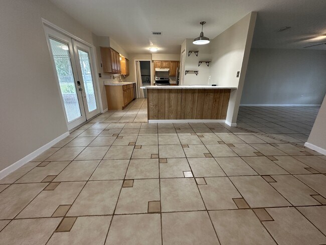 Building Photo - Convenient location close to everything!