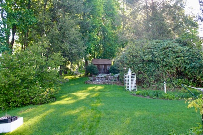 Building Photo - 55 Knollcrest Rd