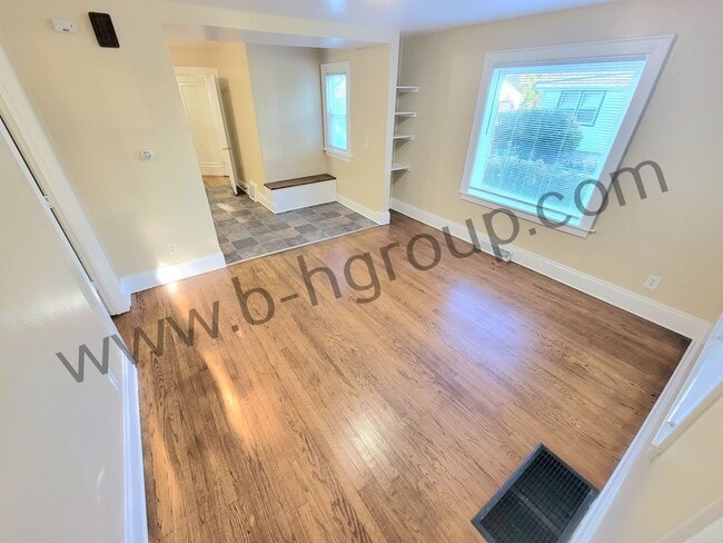 Building Photo - Great Location!
