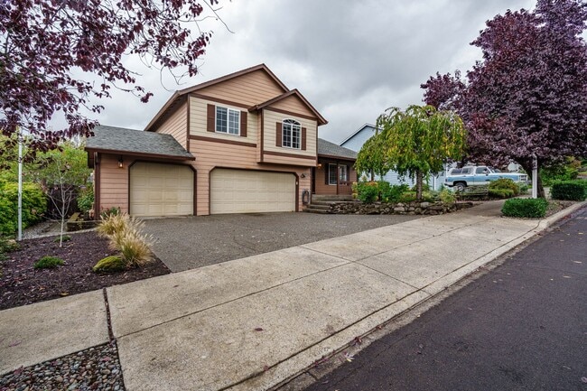 Building Photo - 3 Bedroom 2.5 Bath with workshop and fence...