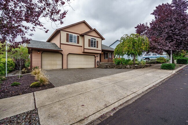 Foto del edificio - 3 Bedroom 2.5 Bath with workshop and fence...