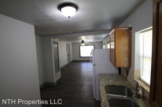 Building Photo - 3 br, 1 bath House - 320 N Main St