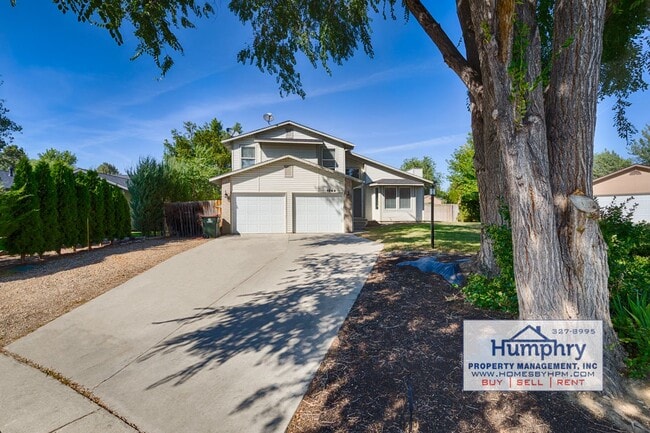 Building Photo - 3 Bedroom/2.5 Bathroom/2 Car Garage, 1,574 Sqft in the Landing Subdivision. Living Room/Dining Ro...