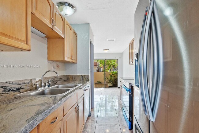 Foto del edificio - 833 NW 82nd Ave