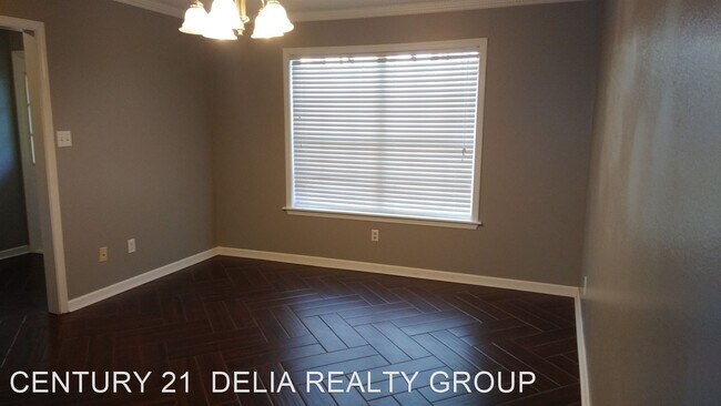 Building Photo - 4 br, 2.5 bath House - 910 Charleston Place