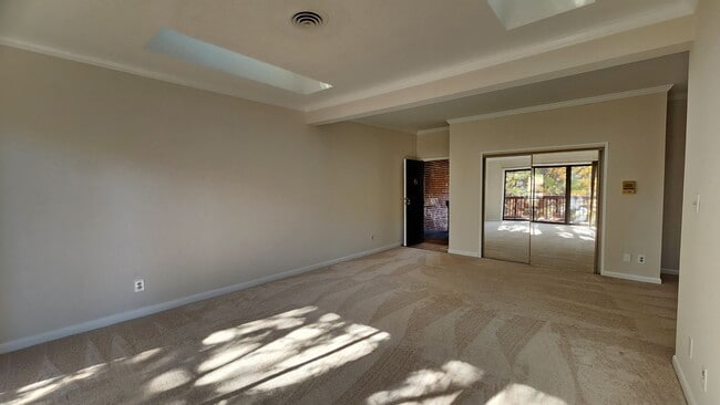 Foto del edificio - Affordable 2BR close to King St Metro