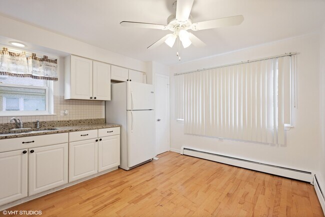 Kitchen - 2214 N Harlem Ave