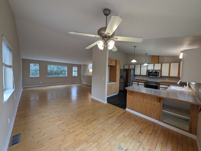 Foto del edificio - Two Master Bedrooms! in This Large Silverd...