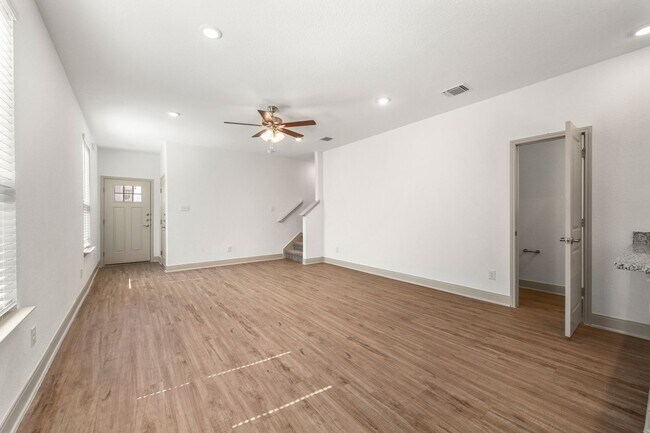 Foto del edificio - $1000 Deposit Move in Special !!!  Brand N...