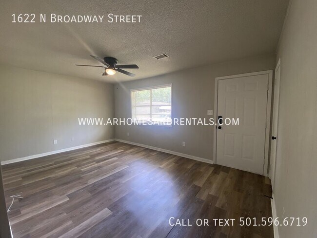 Building Photo - 1622 N Broadway Street | $895 | 3 beds, 1 ...