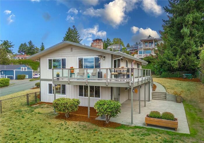 Primary Photo - Amazing, 4 bedroom, 2 bath split level hom...