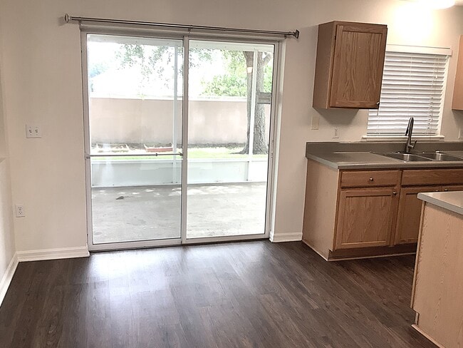 Foto del edificio - 209 King Arthur Ct