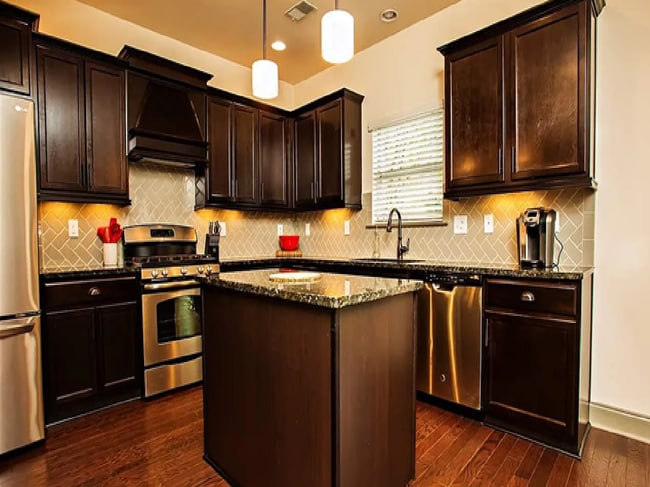 Building Photo - 3820 Cotswold Dr N