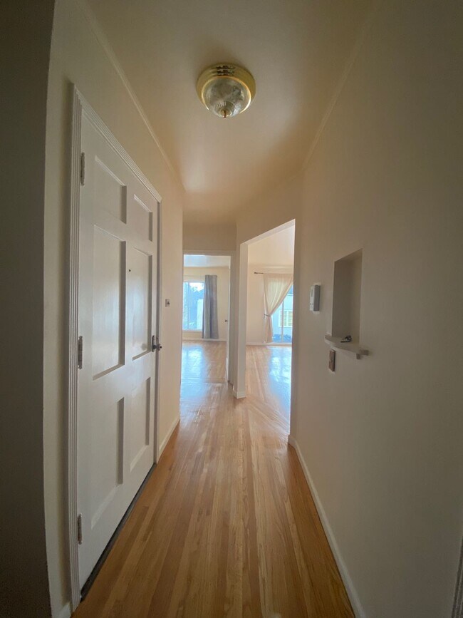 Building Photo - 712 8th Ave