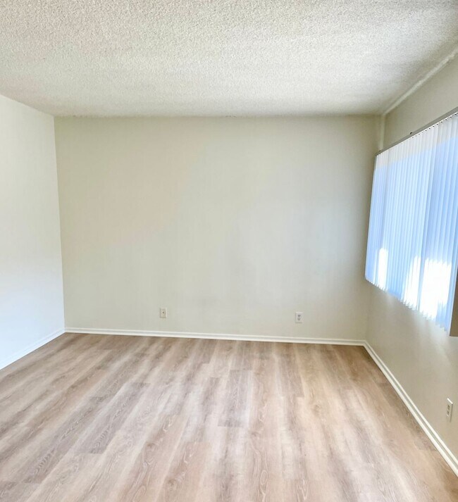 Foto del edificio - Cozy 1 bedroom unit located in Canoga Park...