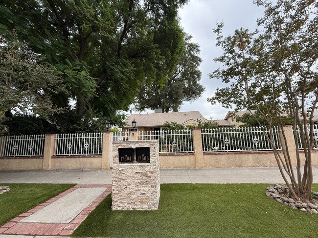 Entrada cerrada con portón y buzón cerrado. - 17606 Roscoe Blvd