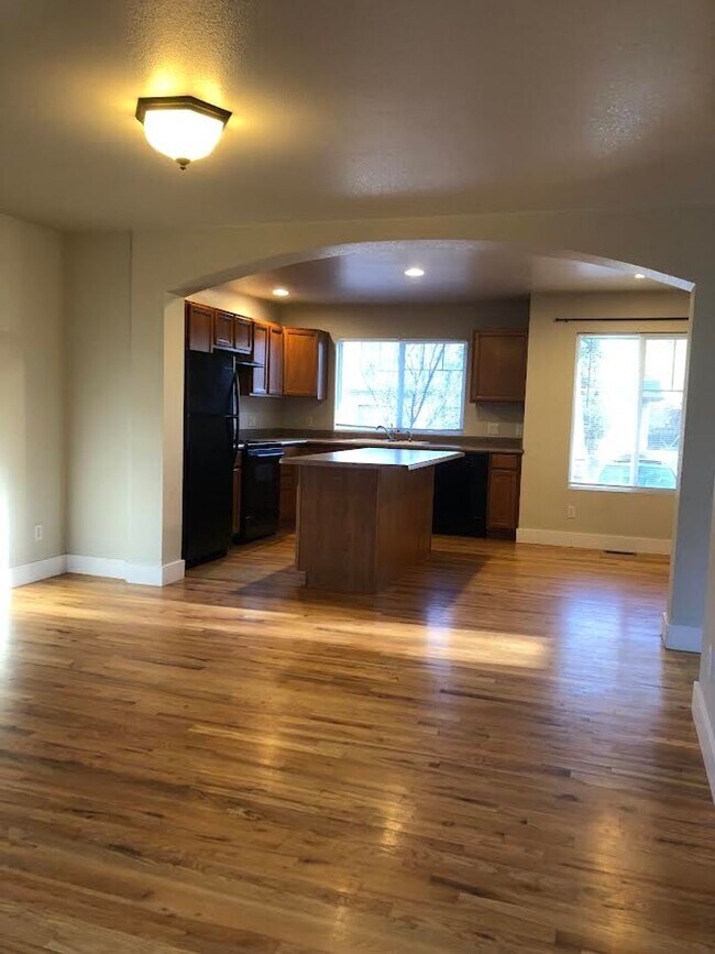 Foto del edificio - Charming 2br 1.5ba Two Level Condo in Dist...