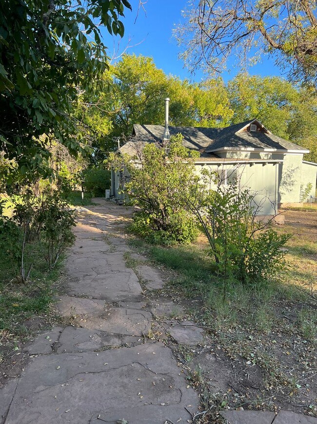 Foto del edificio - 3 bedroom farmhouse on over 1 acre in Joseph City