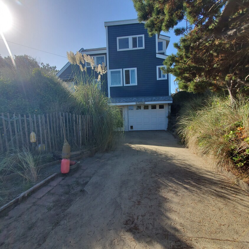 1202 NW Oceania Dr, Waldport, OR 97394 House Rental in Waldport, OR
