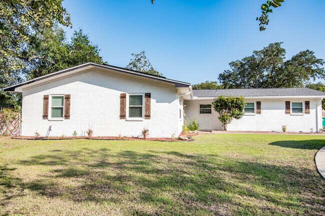 Building Photo - 742 Bradford Dr