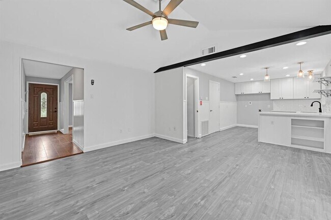 Foto del edificio - 5874 Greencraig Dr