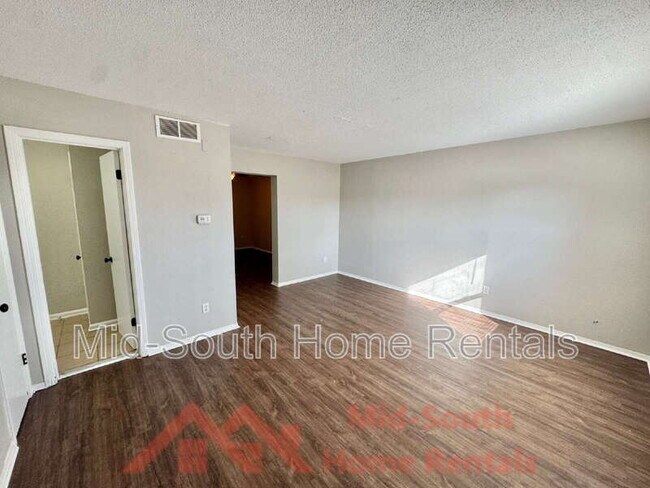 Foto del edificio - 1742 E Holmes Rd