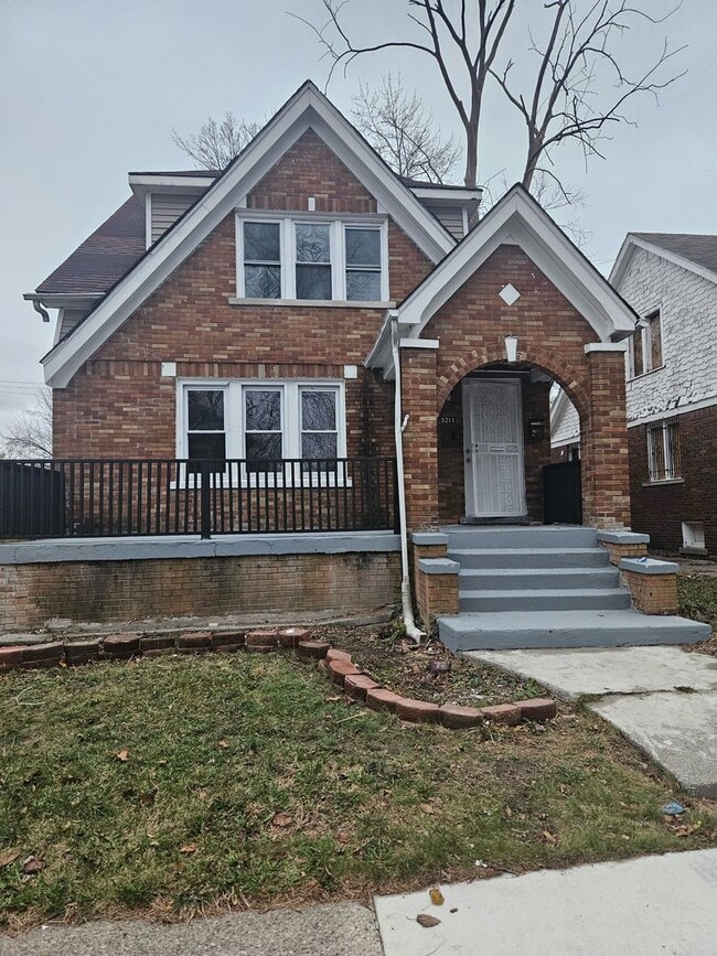 Building Photo - 5211 Lakeview St