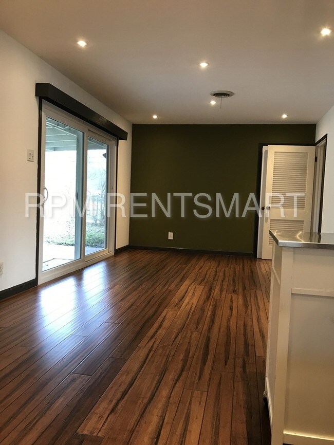 Building Photo - 2302 Trafalgar Dr