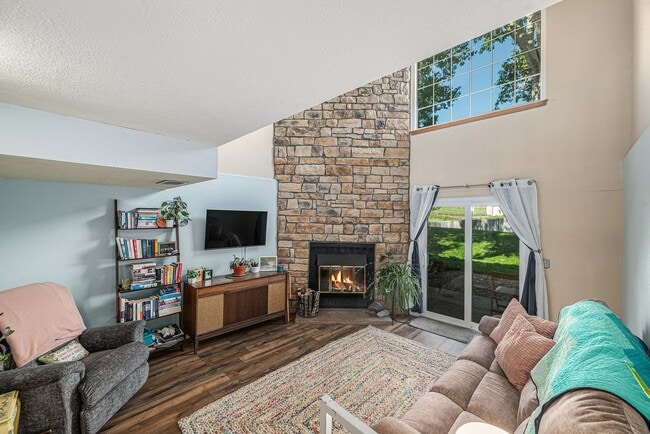 Building Photo - Aug 2025 - 2 Bedroom 1.5 Bathroom Townhome...