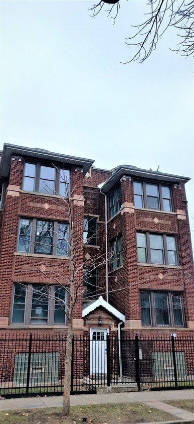 Primary Photo - 6210 S Eberhart Ave