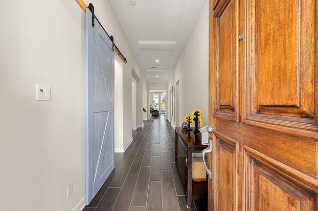 Building Photo - 25819 Oakwood Knoll Dr