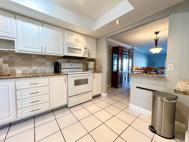 Foto del edificio - 400 Golden Isles Dr