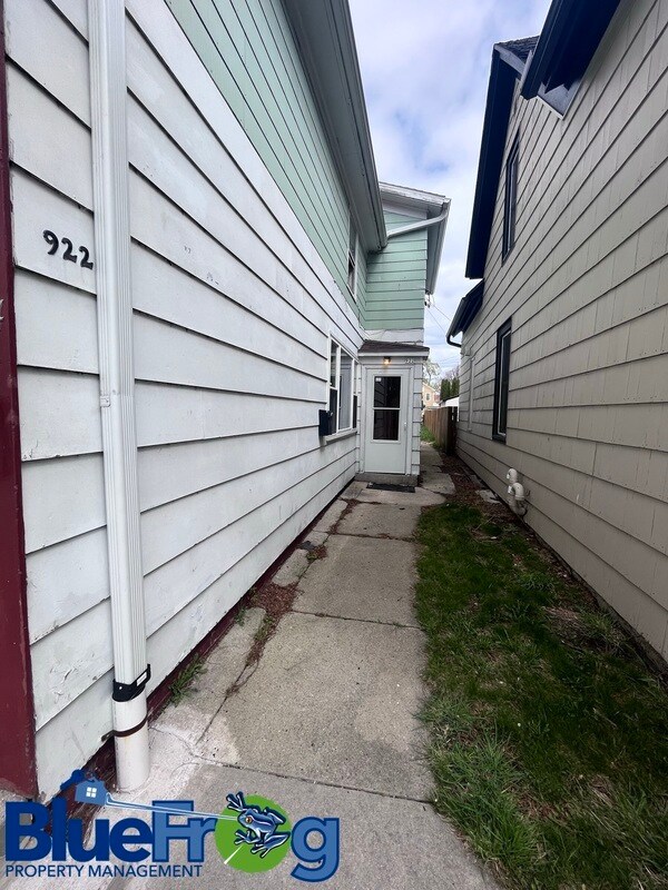 Building Photo - 922/924 Erie Avenue - 922