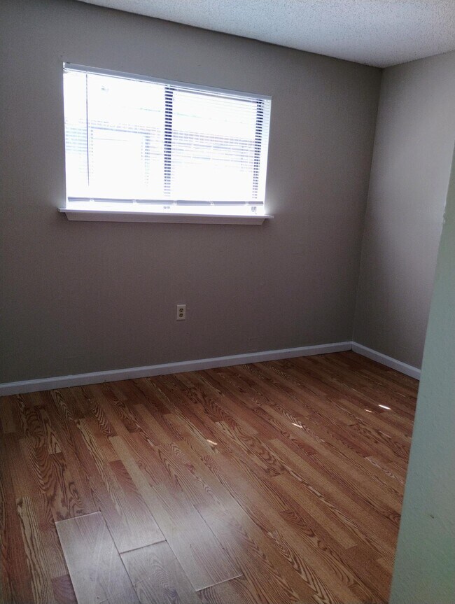 Foto del edificio - 1744 Cedar Lake Dr