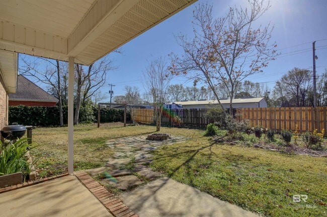 Building Photo - 200 Hawthorne Cir