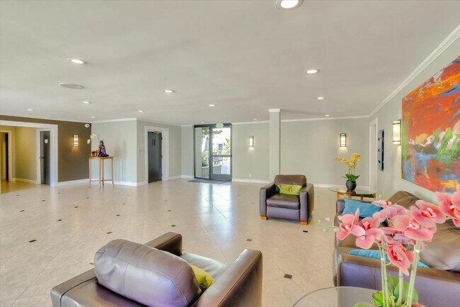 The Highlander lobby - 316 N El Camino Real